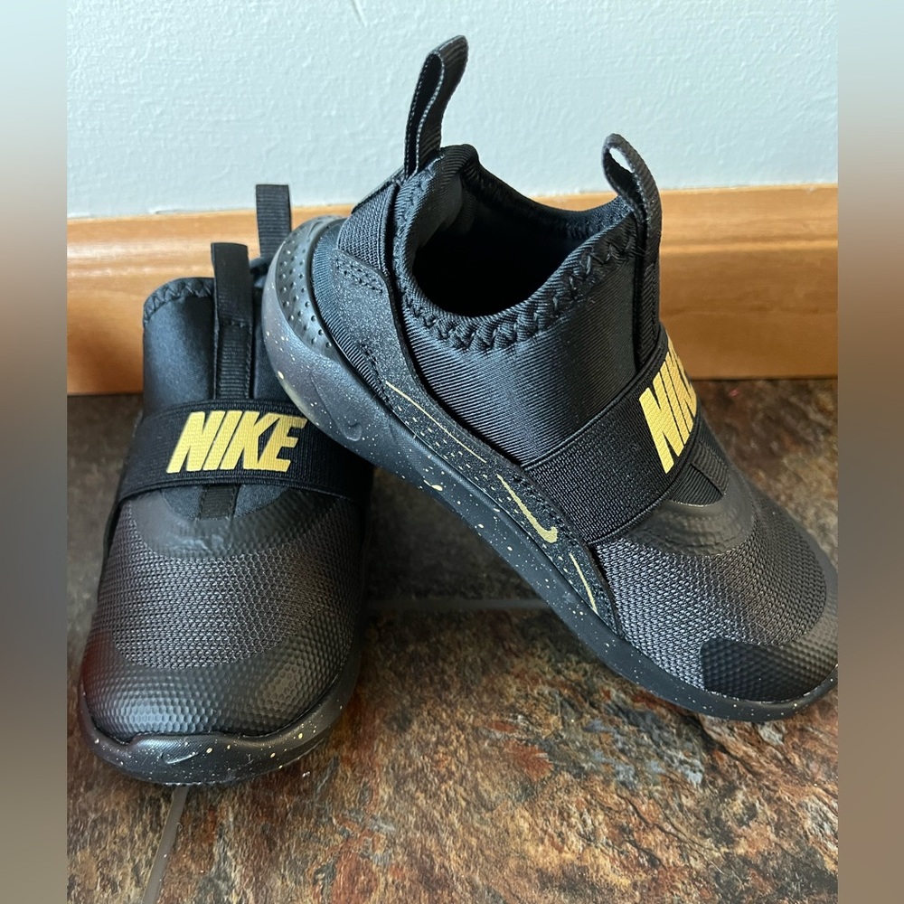 New Nike black gold Flex Runner 4 SE unisex slip on tennis shoe sneaker. Size 9c